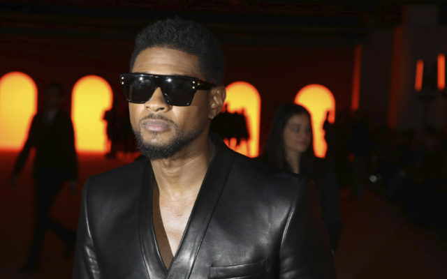 Usher Interrupts His Las Vegas Show To Give Queen Latifah Her Flowers